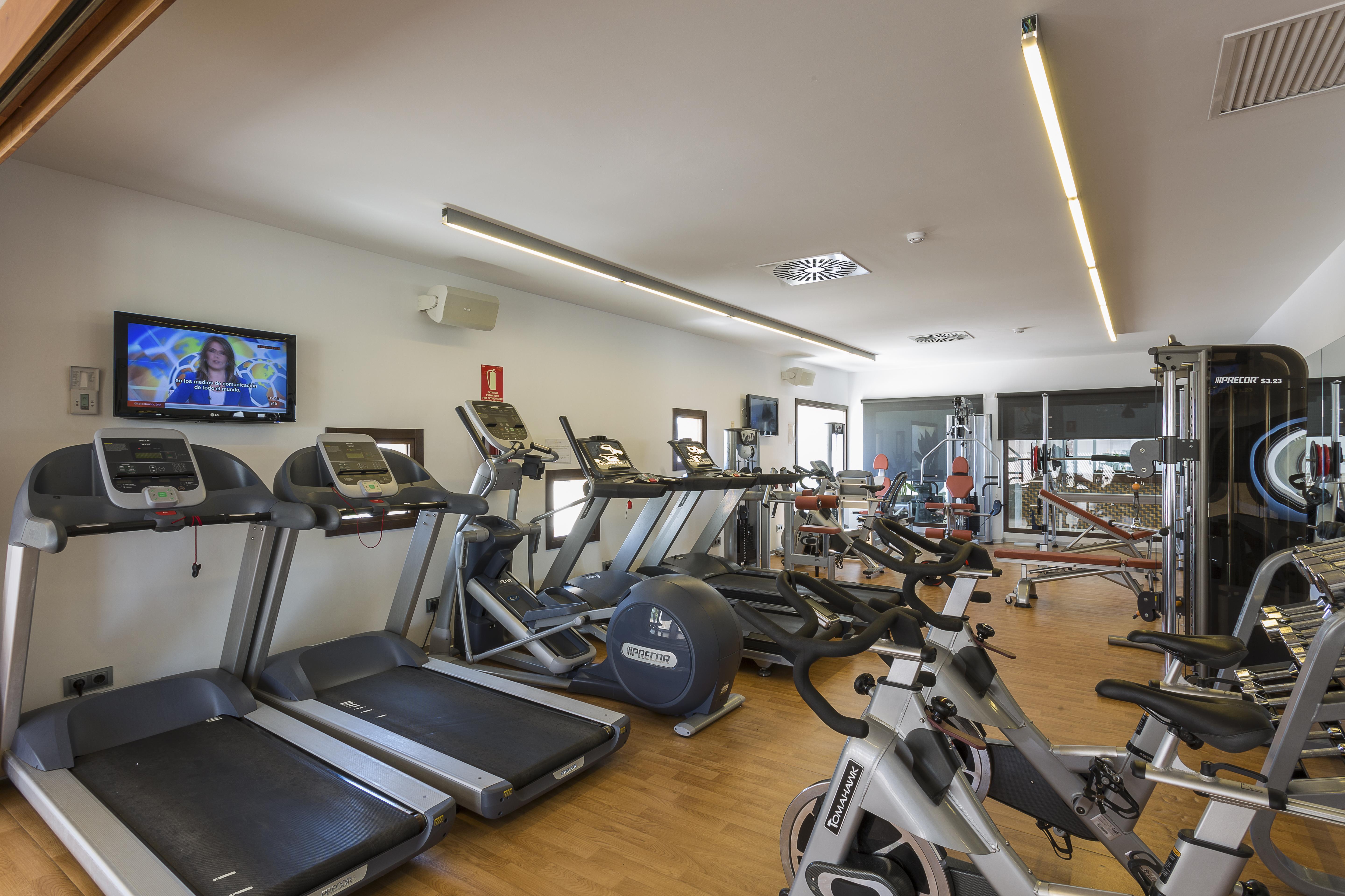 Grand Palladium White Island Resort & Spa Playa d'en Bossa Exterior foto The gym at the hotel