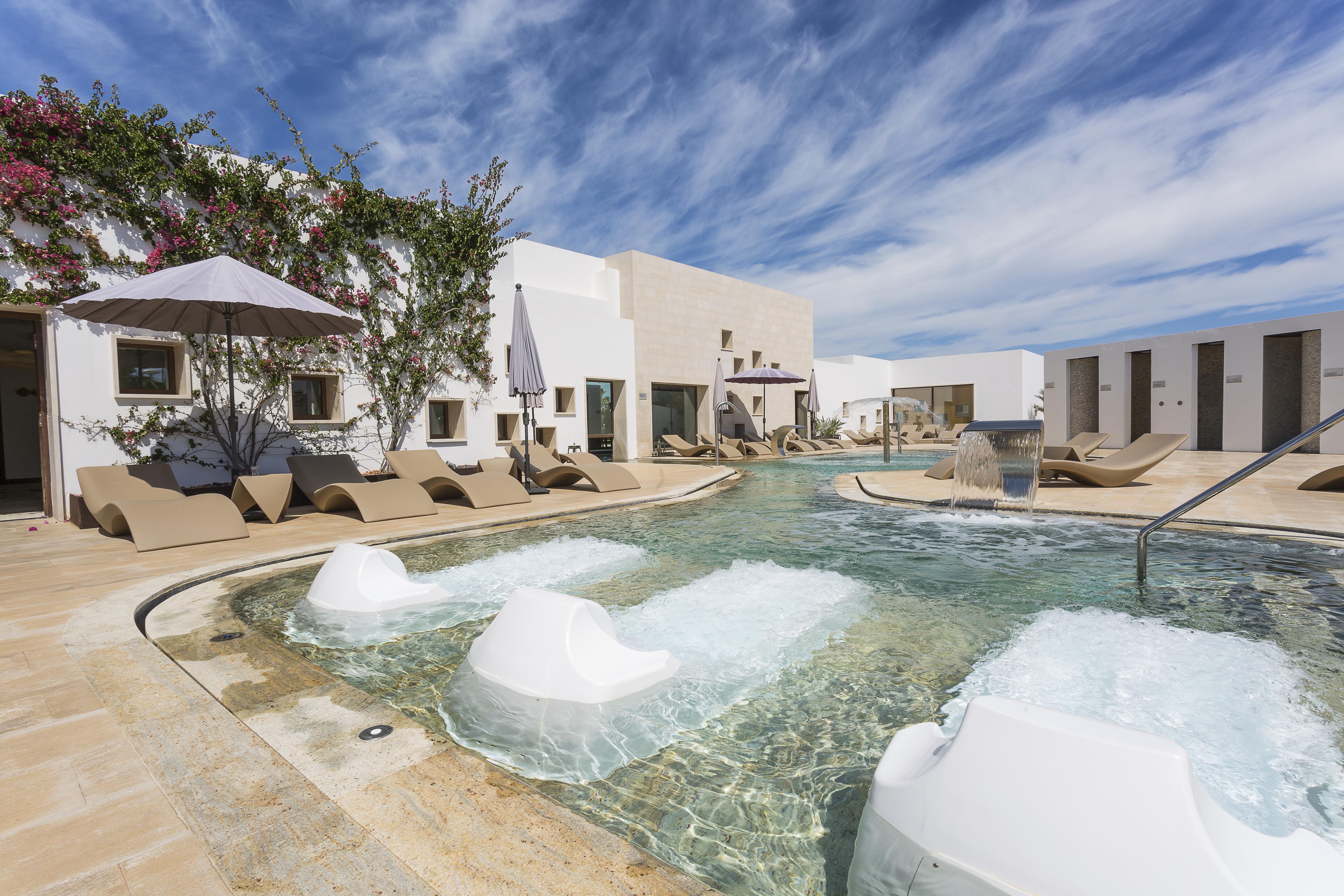 Grand Palladium White Island Resort & Spa Playa d'en Bossa Exterior foto The hotel's swimming pool