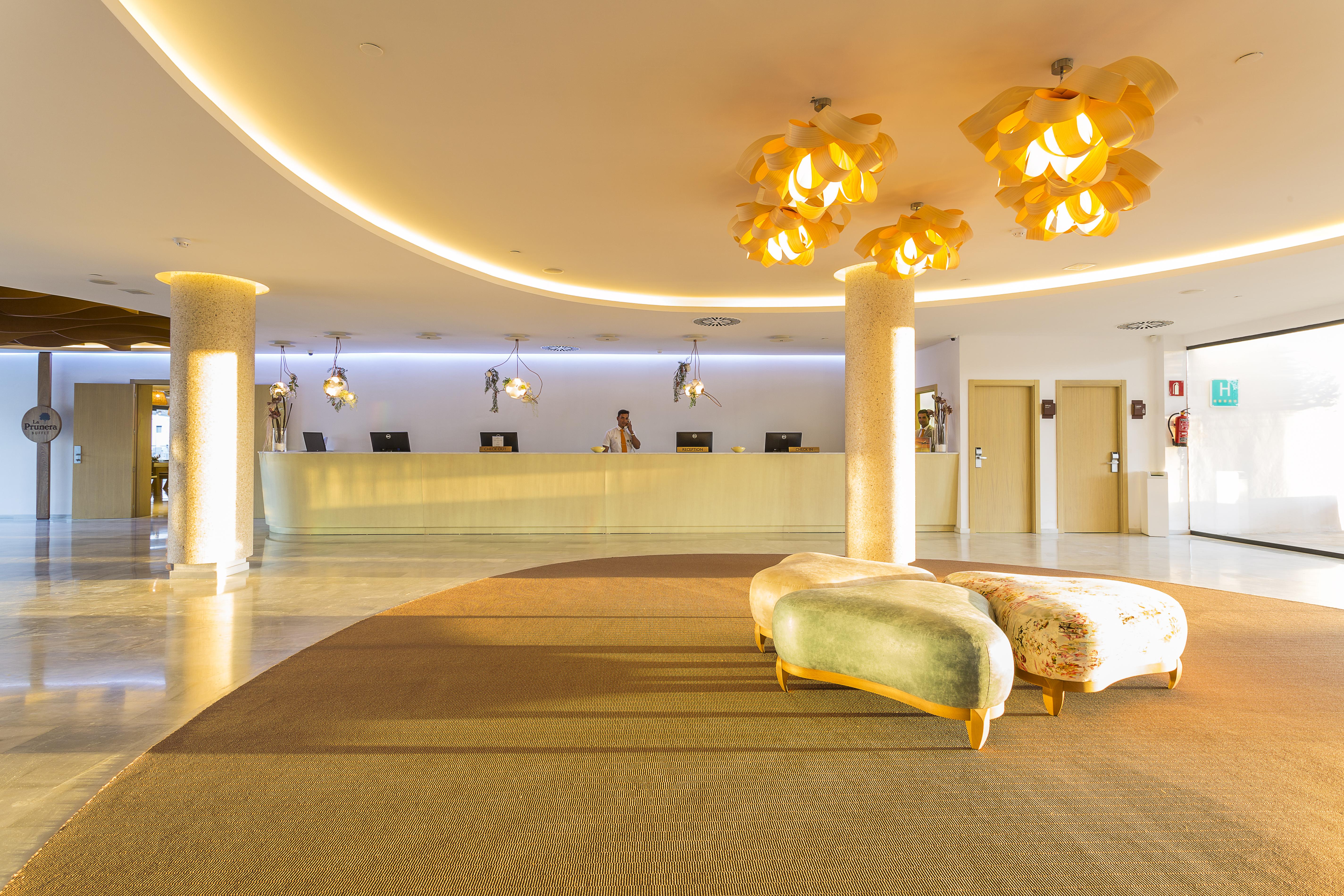 Grand Palladium White Island Resort & Spa Playa d'en Bossa Exterior foto Lobby
