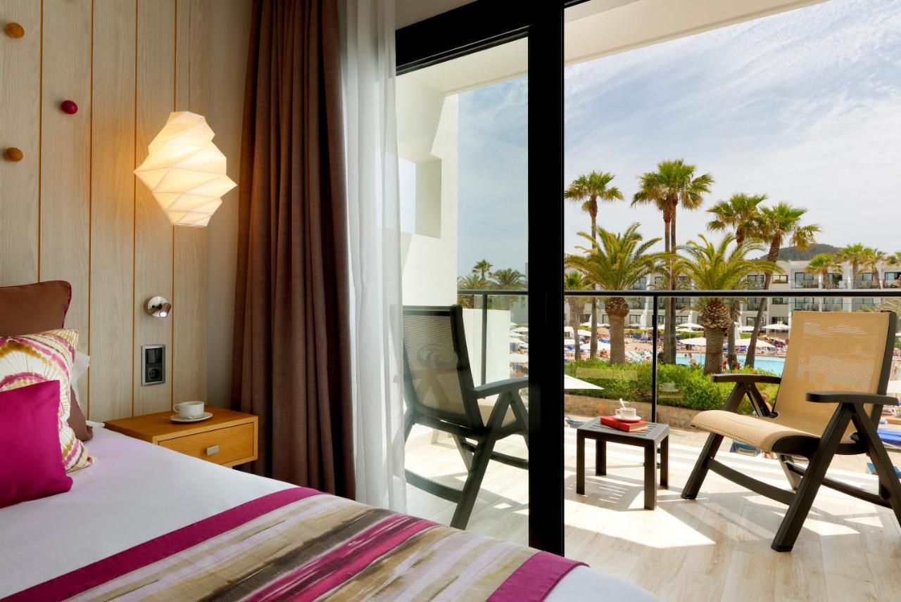 Grand Palladium White Island Resort & Spa Playa d'en Bossa Exterior foto A room at the hotel