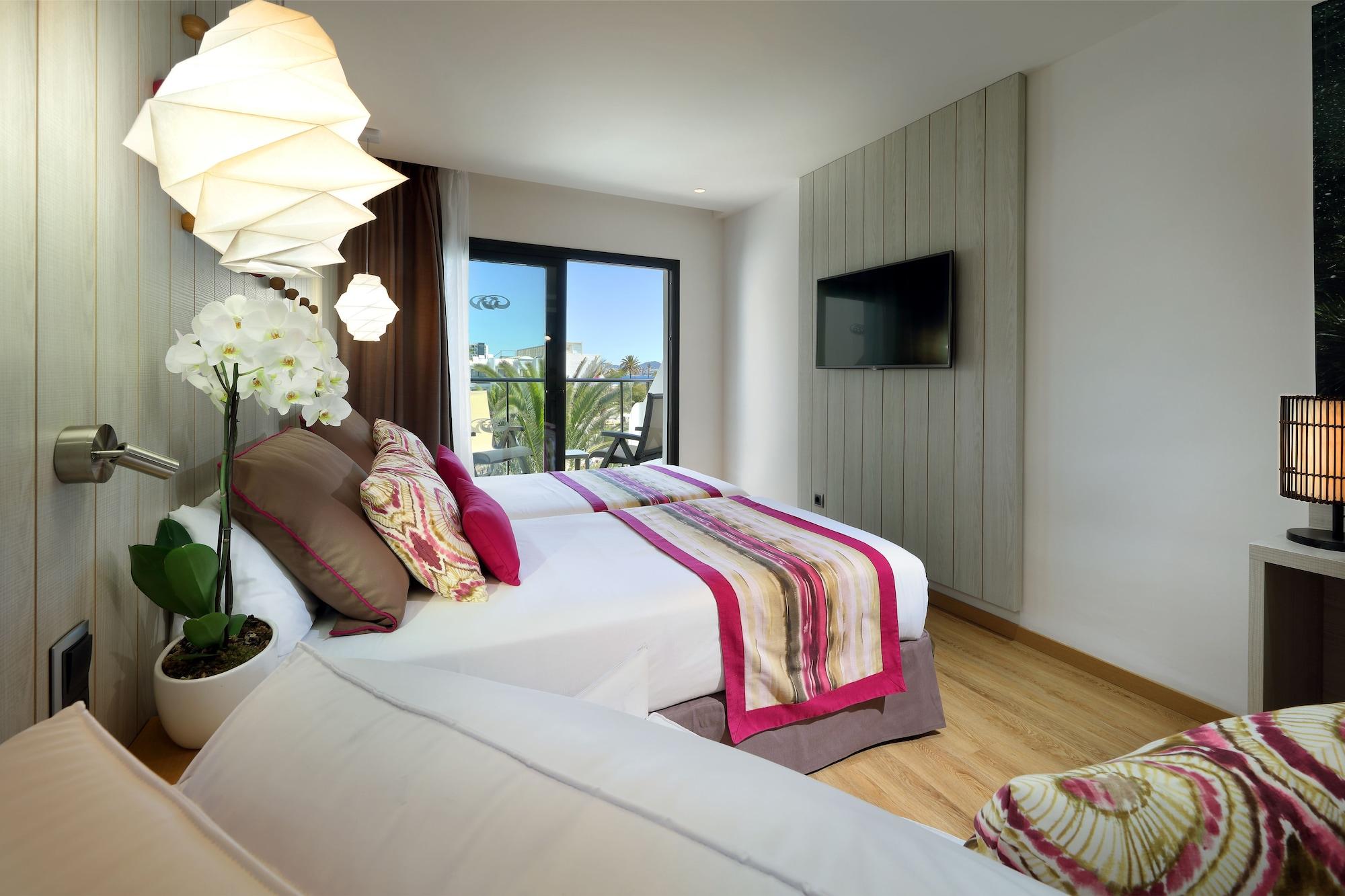 Grand Palladium White Island Resort & Spa Playa d'en Bossa Exterior foto A room at the hotel