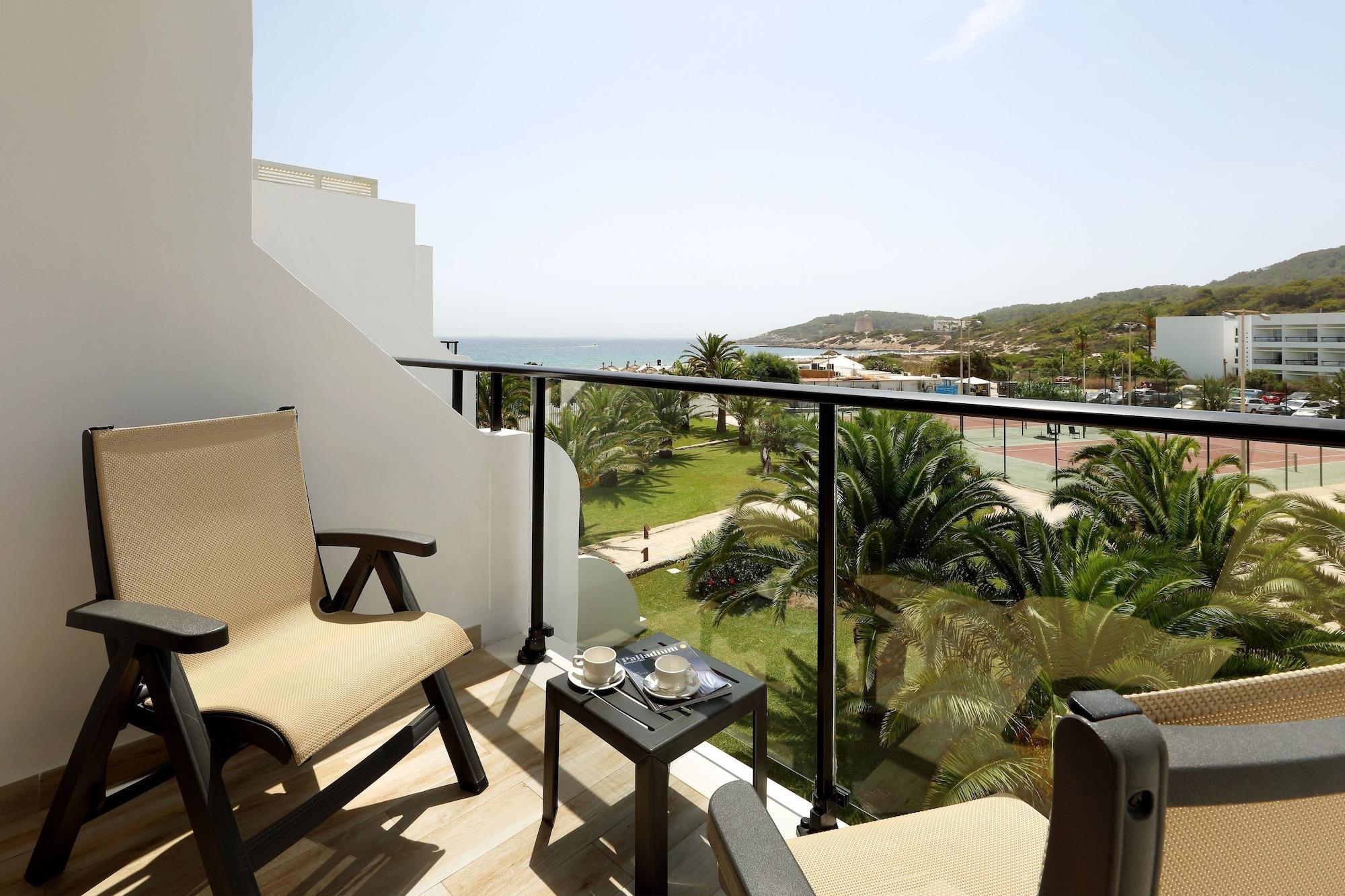 Grand Palladium White Island Resort & Spa Playa d'en Bossa Exterior foto A balcony