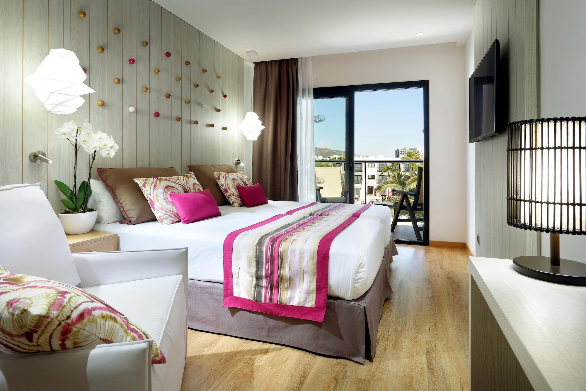 Grand Palladium White Island Resort & Spa Playa d'en Bossa Exterior foto A room at the hotel