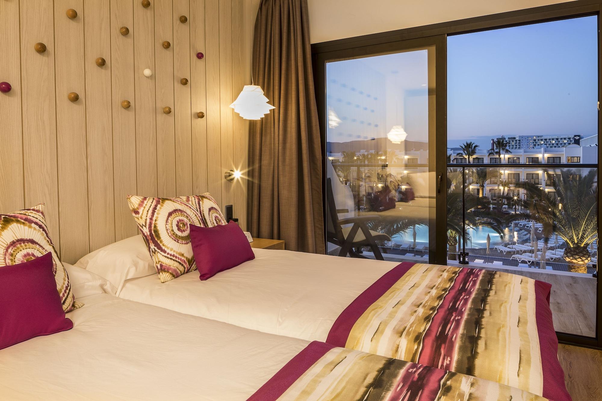 Grand Palladium White Island Resort & Spa Playa d'en Bossa Exterior foto A room at the Hilton Sharm El Sheikh