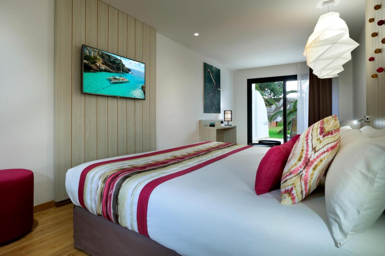 Grand Palladium White Island Resort & Spa Playa d'en Bossa Exterior foto A room at the hotel