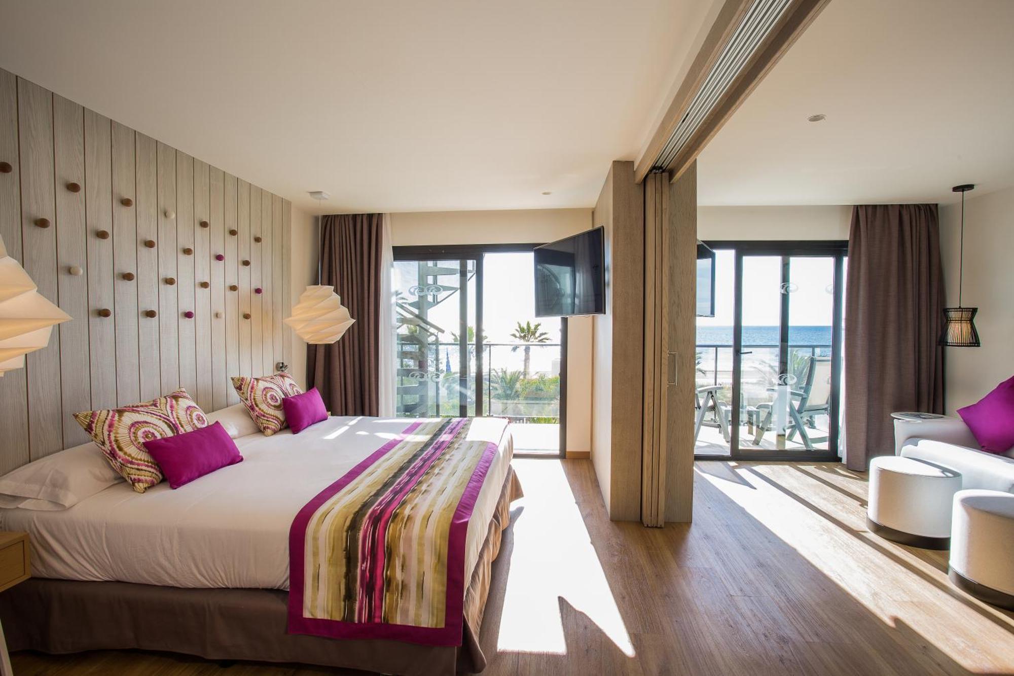 Grand Palladium White Island Resort & Spa Playa d'en Bossa Exterior foto A room at the hotel