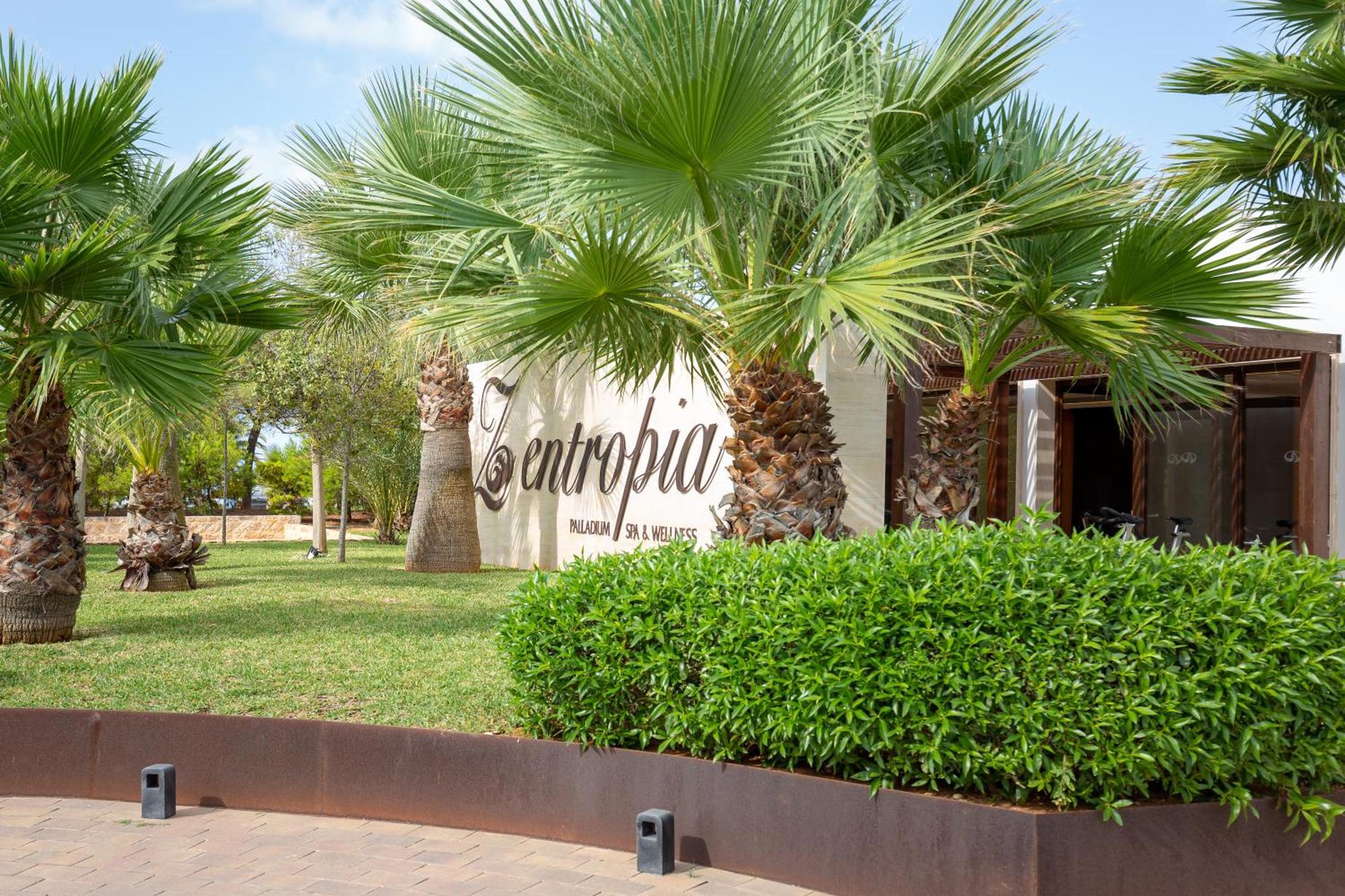 Grand Palladium White Island Resort & Spa Playa d'en Bossa Exterior foto Entrance to the hotel