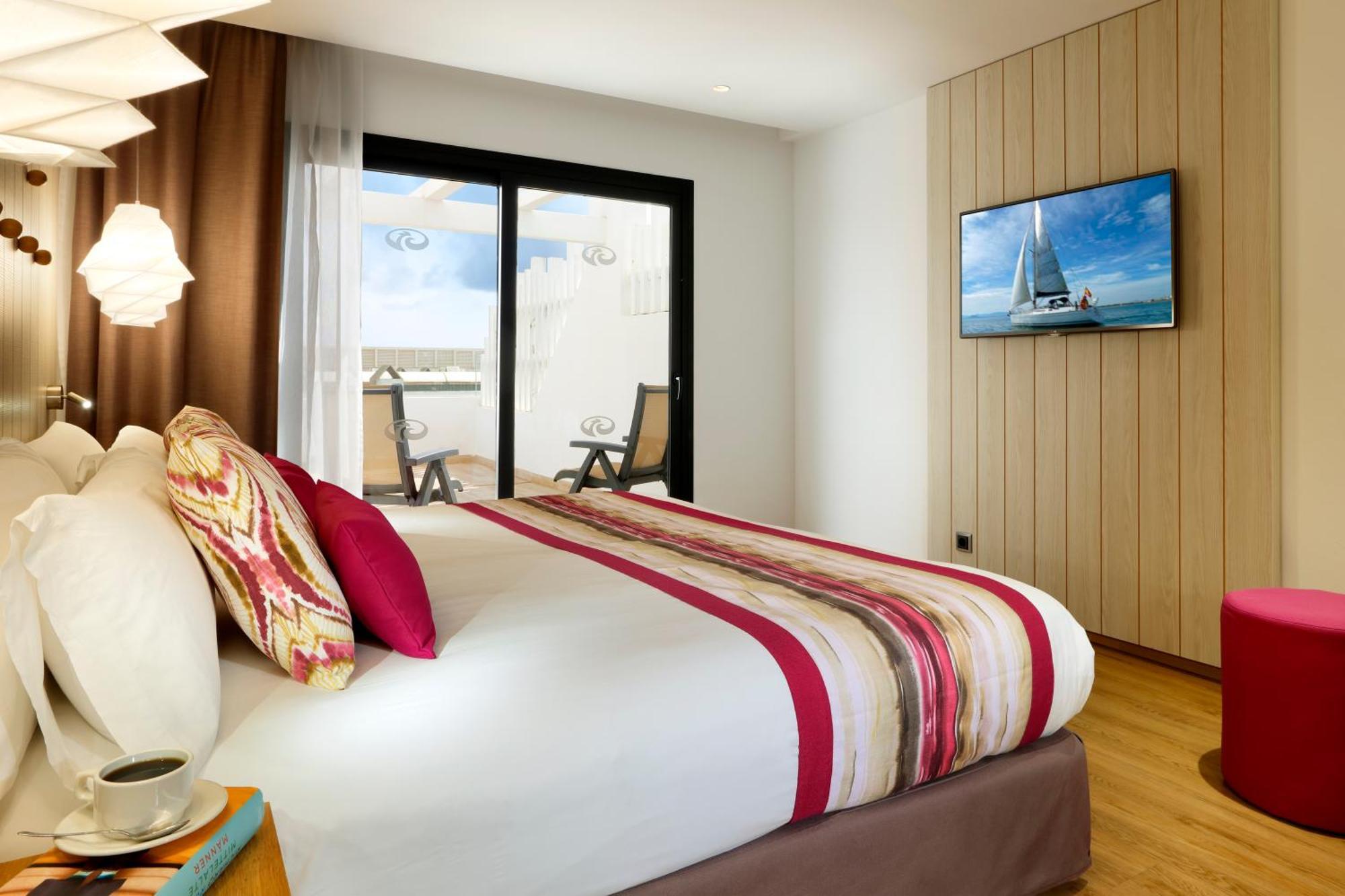 Grand Palladium White Island Resort & Spa Playa d'en Bossa Exterior foto A room at the hotel