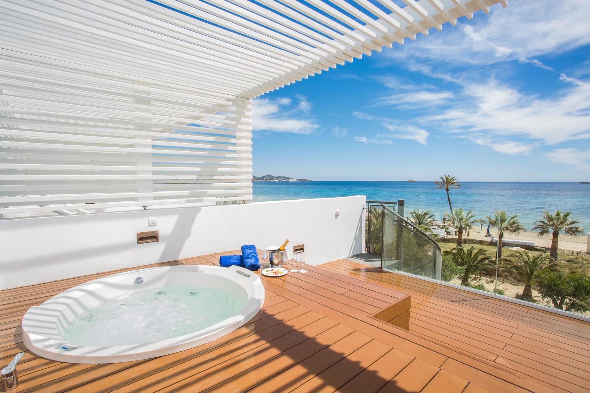 Grand Palladium White Island Resort & Spa Playa d'en Bossa Exterior foto A private hot tub at a hotel