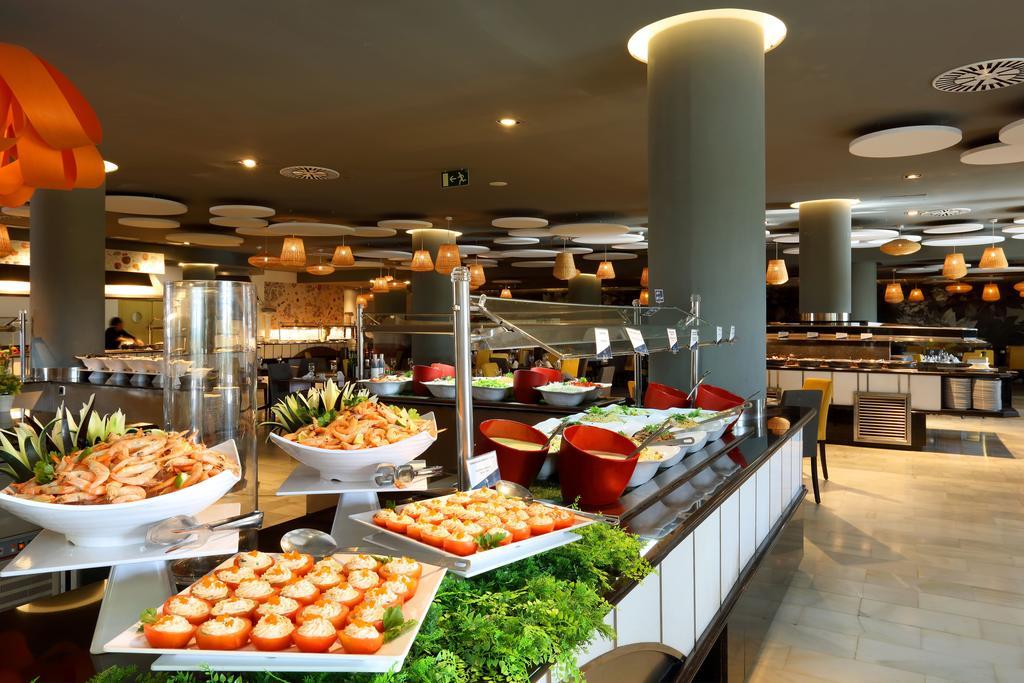 Grand Palladium White Island Resort & Spa Playa d'en Bossa Exterior foto Buffet at a hotel